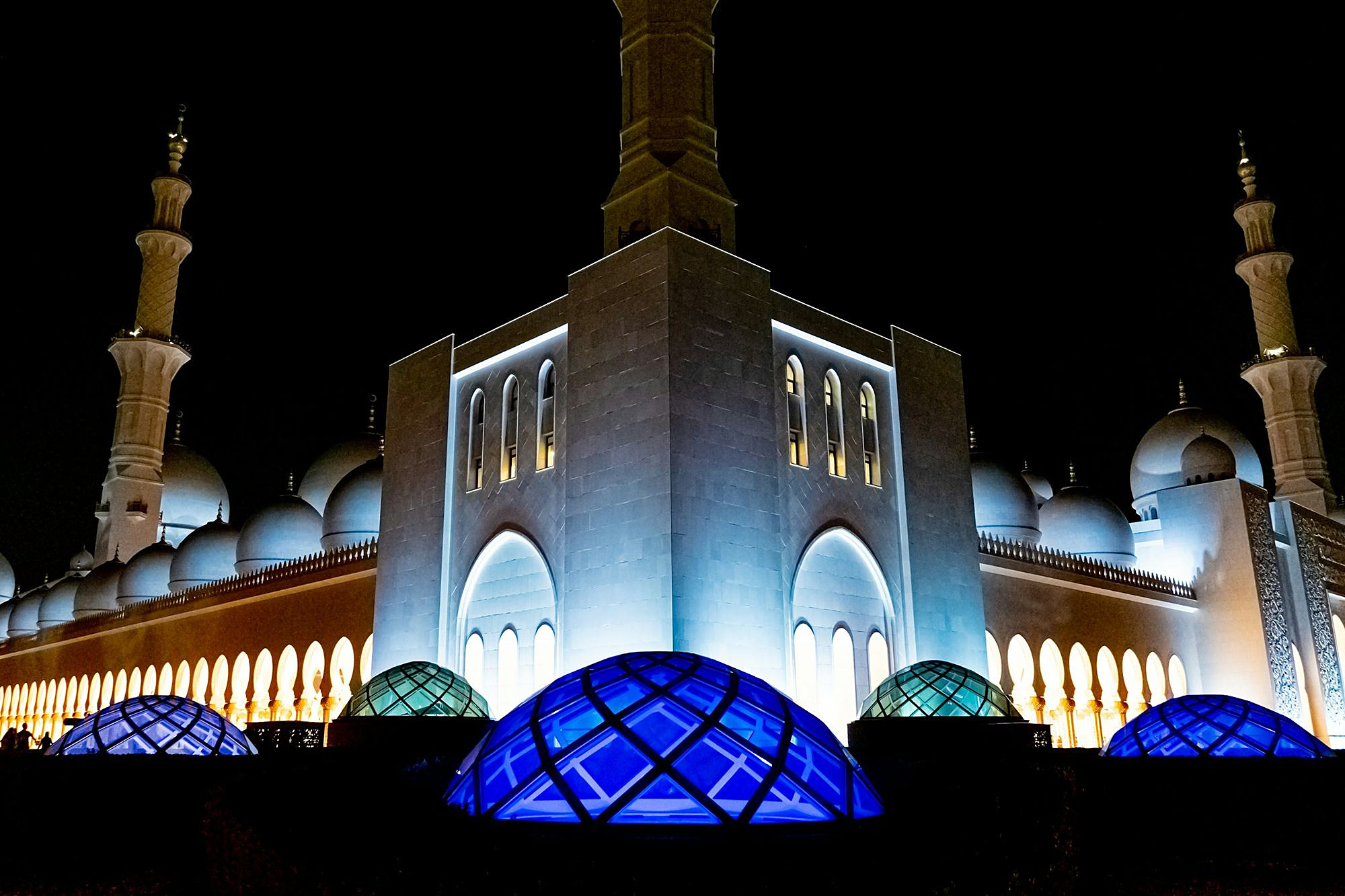 La Grande Mosquée Cheikh Zayed, à Abou Dhabi, la nuit